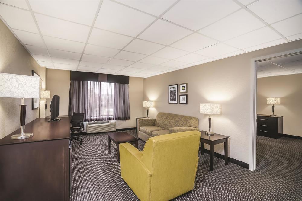 La Quinta By Wyndham Clifton/Rutherford Екстериор снимка